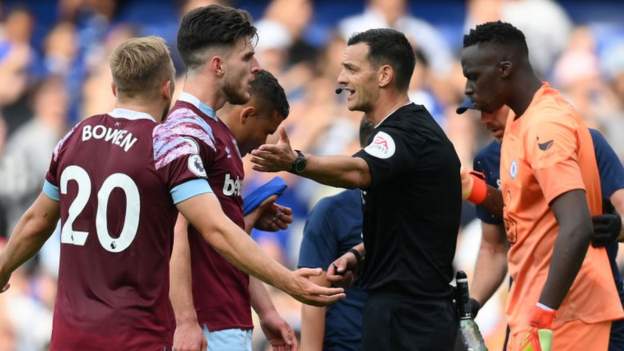 La Premier League a-t-elle un problème à utiliser VAR après une journée de controverse?