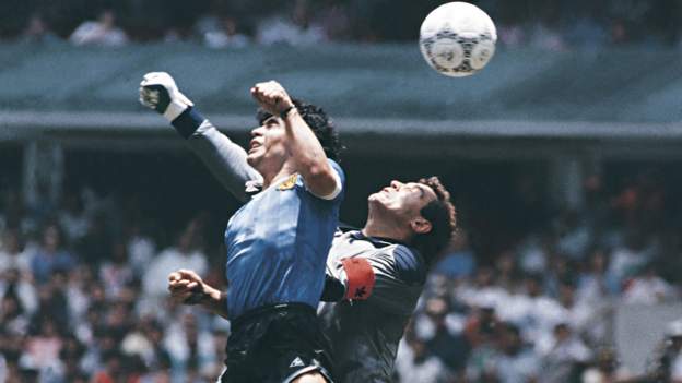 L&rsquo;ensemble de football « Hand of God » de Diego Maradona sera vendu aux enchères pour 2,5 à 3 millions d&rsquo;euros