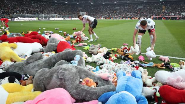Les fans de Besiktas jettent des jouets sur le terrain pour les enfants touchés par le tremblement de terre en Turquie
