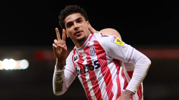 Stoke City 3-2 Blackburn Rovers: Ki-Jana Hoever double la victoire des Potter contre les espoirs de promotion