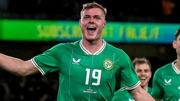 République d&rsquo;Irlande 3-2 Lettonie : l&rsquo;attaquant adolescent Evan Ferguson marque lors de sa première titularisation