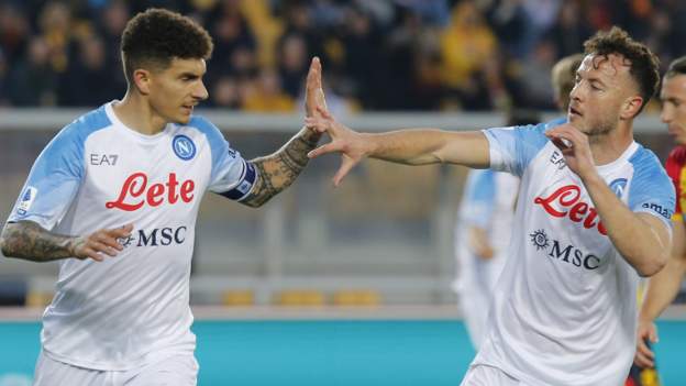 Lecce 1-2 Napoli: le but contre son camp aide les visiteurs à prendre 19 points d&rsquo;avance en tête du classement de la Serie A