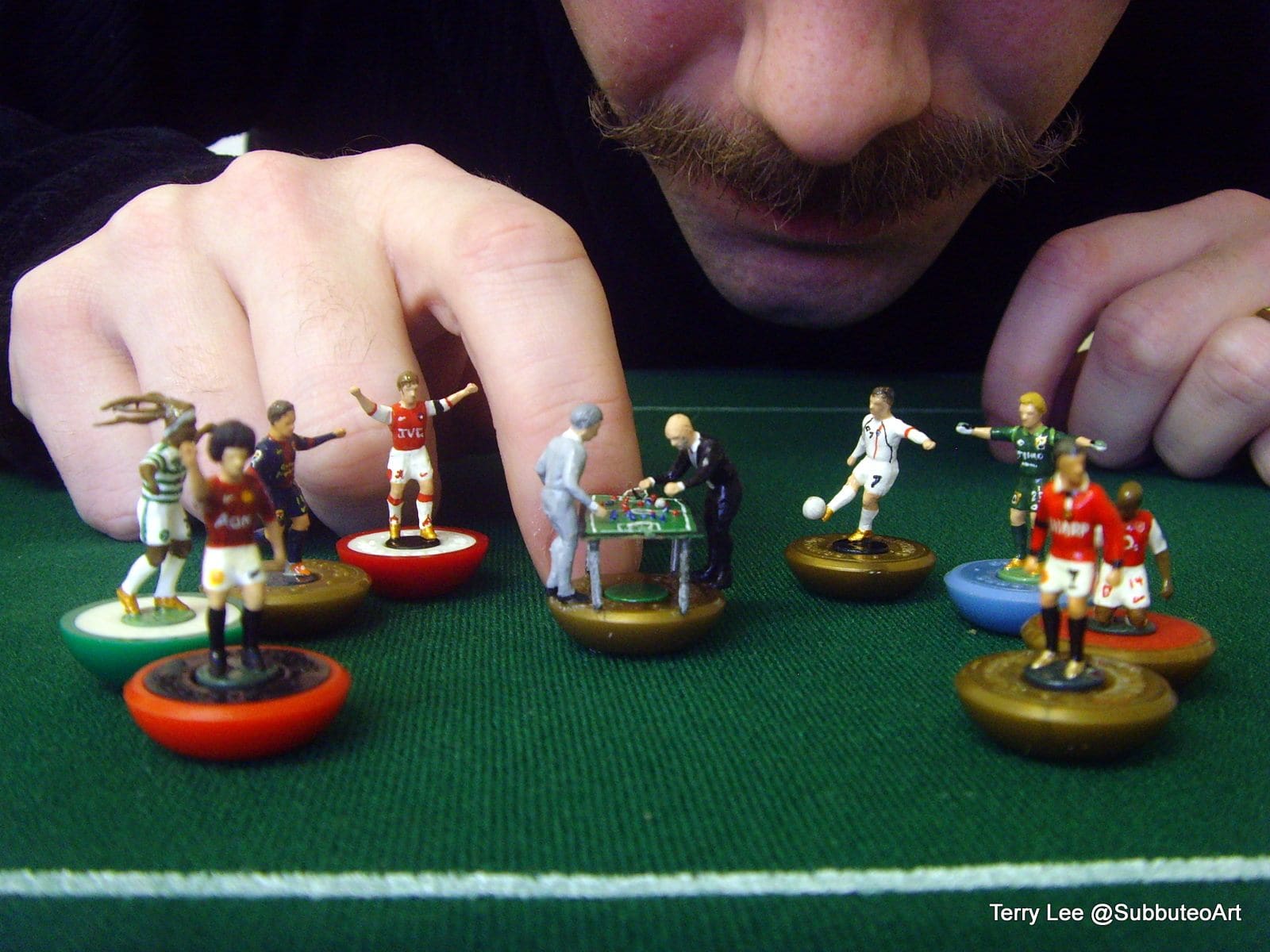 Terry Lee reproduit des moments mythiques en figurines Subbuteo