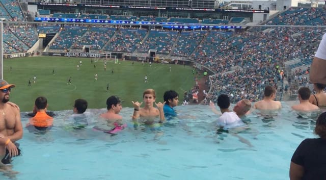 Des piscines en pleine tribune