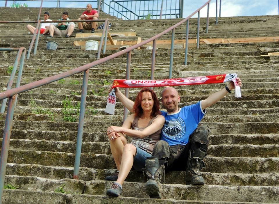 Des volontaires redonnent vie au mythique stade Za Luzankami