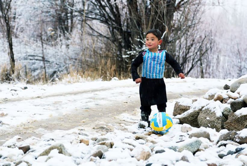 Un enfant afghan émeut le web avec son « maillot » floqué Messi
