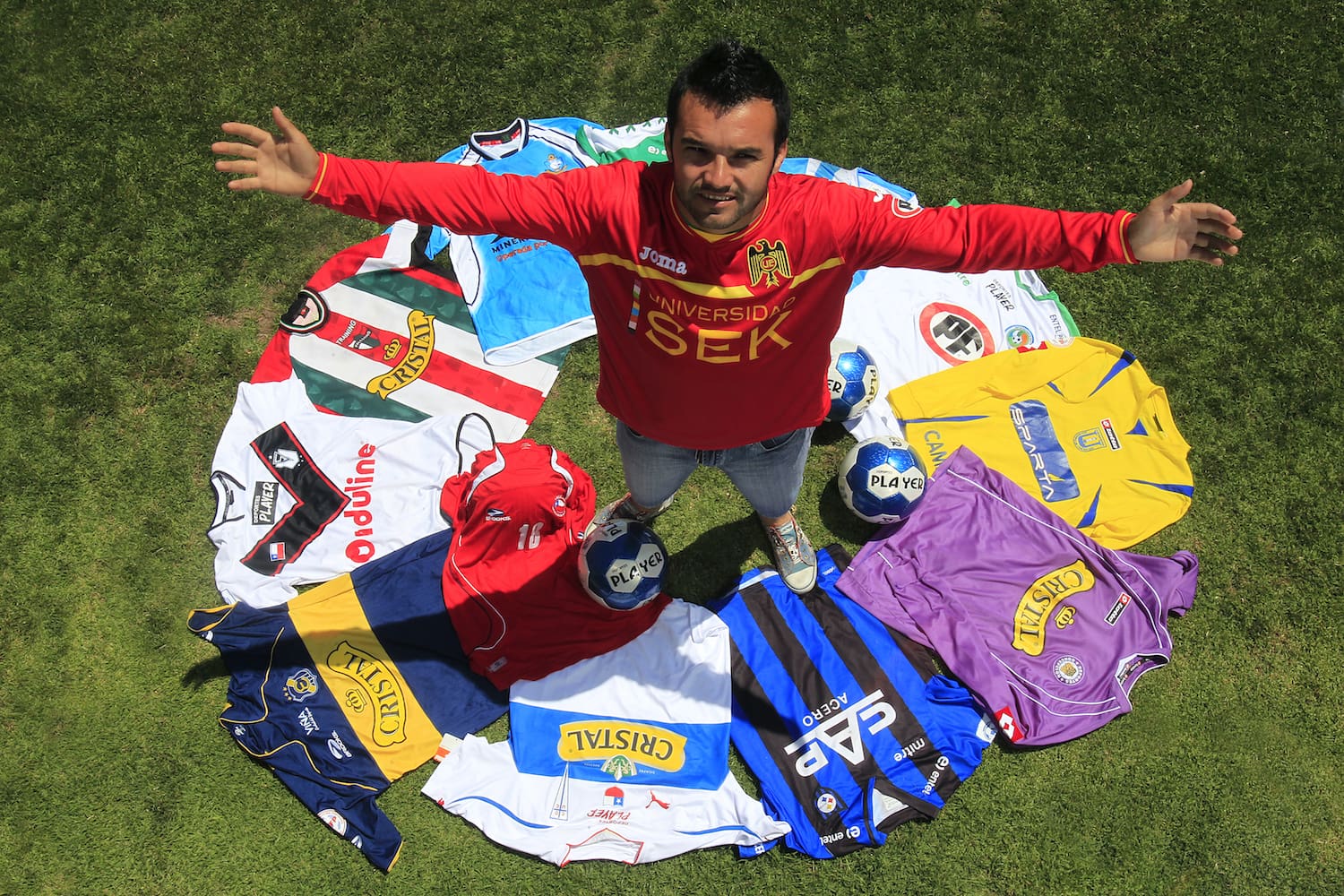 Il se tatoue les emblèmes des 16 clubs dans lesquels il a joué