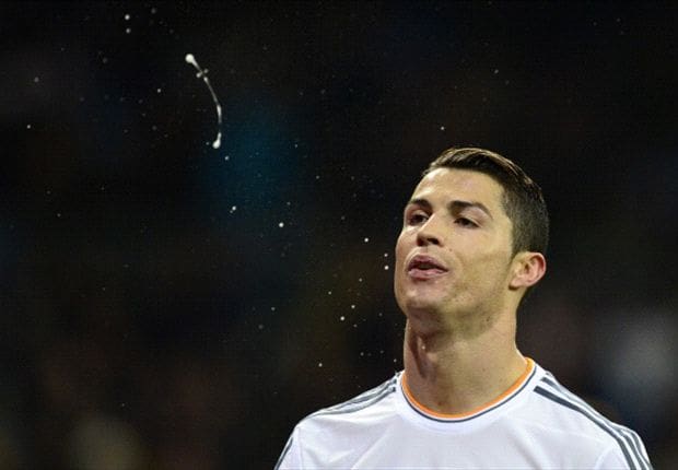 Pourquoi les joueurs de football crachent sur le terrain ?