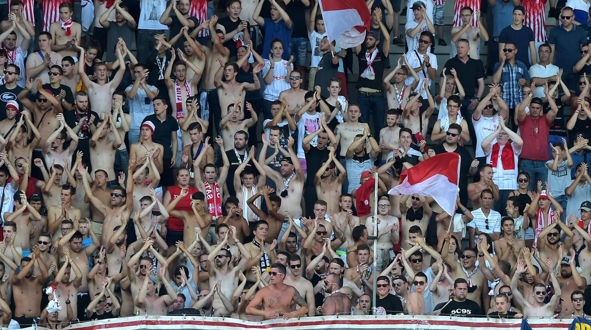Des supporters lyonnais ont du retirer leur maillot à l&rsquo;entrée de Marcel Picot