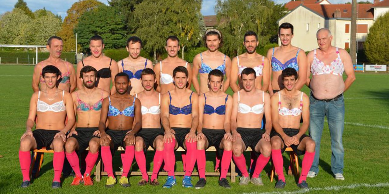 Des footballeurs en soutien-gorge pour lutter contre le cancer