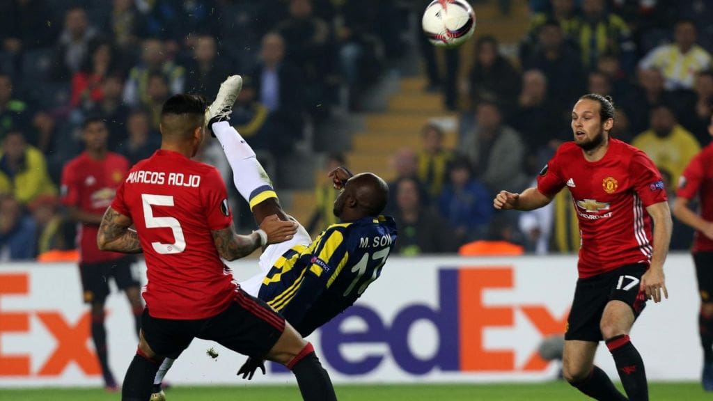 Fenerbahce floque des maillots à l&rsquo;envers pour honorer les retournés de Moussa Sow