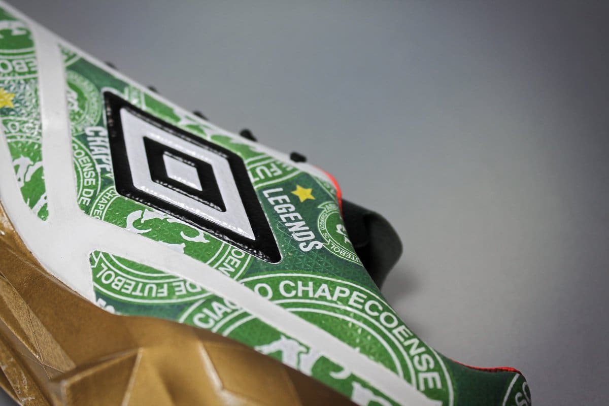 Umbro dévoile une Velocita spéciale pour soutenir Chapecoense