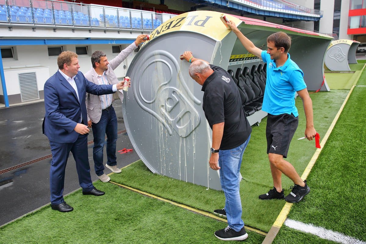 Un banc de touche en forme de canette de bière pour le Viktoria Plzen
