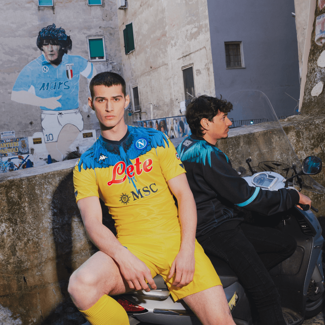 Naples et Marcelo Burlon s&rsquo;associent pour créer des maillots