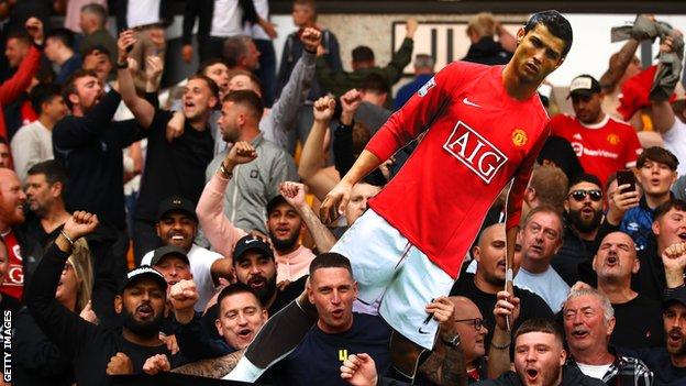 Les fans de Man Utd détiennent le carton de Cristiano Ronaldo découpé aux Wolves