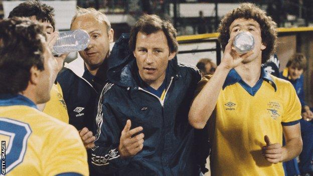 Terry Neill s'entretient avec son équipe d'Arsenal avant la prolongation lors de la finale de la Coupe des vainqueurs de coupe européenne 1980 contre Valence