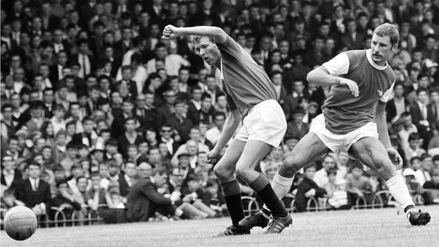 Deux géants de la gestion du futur - l'attaquant des Glasgow Rangers Alex Ferguson et Terry Neill d'Arsenal se battent pour le ballon lors d'un match amical de 1967