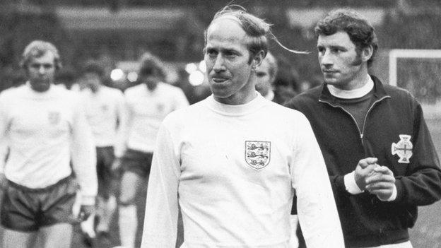 L'Anglais Bobby Charlton quitte Wembley aux côtés du capitaine d'Irlande du Nord Terry Neill en 1970