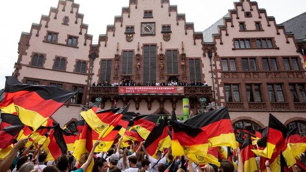 Les supporters allemands accueillent l'équipe à Francfort