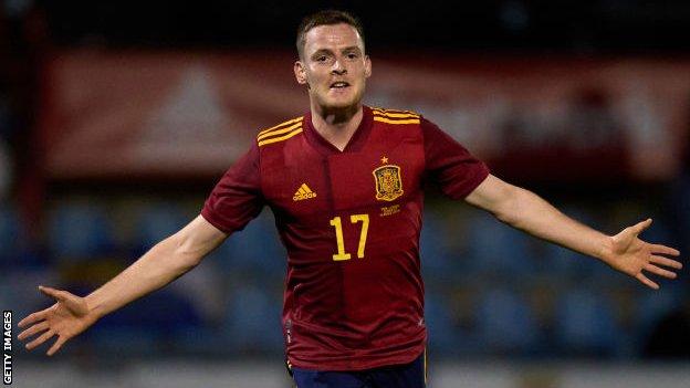 Sergio Gomez célèbre après avoir marqué le deuxième but de l'Espagne des moins de 21 ans contre la Lituanie
