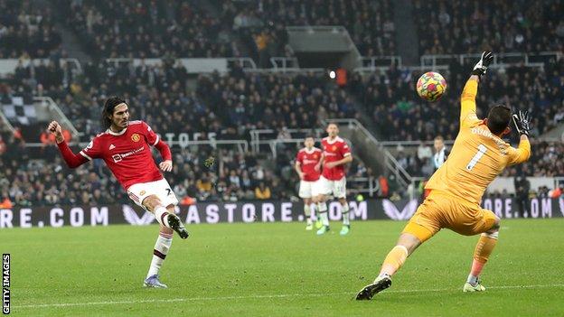 Le gardien de Newcastle Martin Dubravka en action contre Manchester United en 2021-22