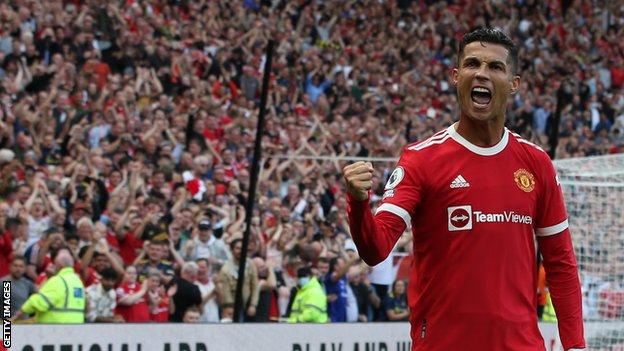 Cristiano Ronaldo célèbre après avoir marqué à son retour à Manchester United