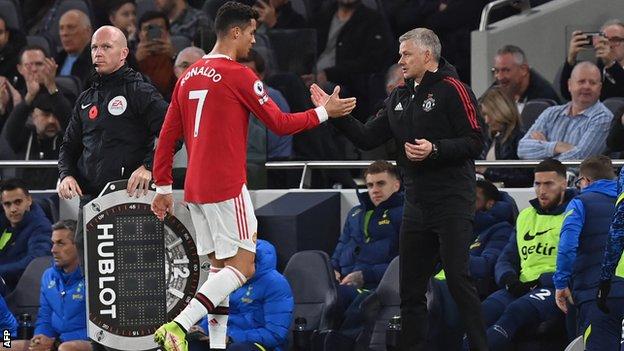 Cristiano Ronaldo serre la main d'Ole Gunnar Solskjaer