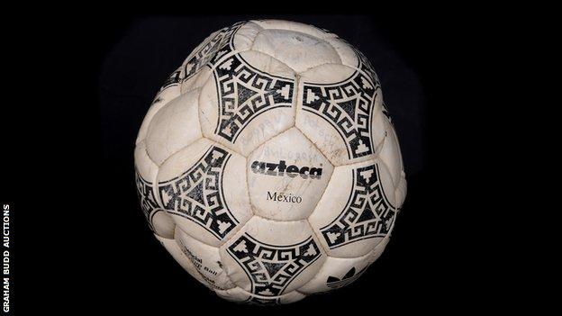 Ballon de match utilisé lors des quarts de finale de la Coupe du monde 1986 entre l'Angleterre et l'Argentine