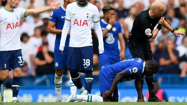 Ngolo Kante soigne une blessure en jouant pour Chelsea contre Tottenham
