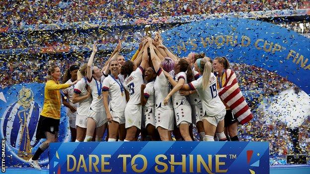 Les États-Unis soulèvent le trophée de la Coupe du monde