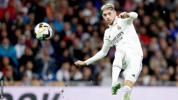 Le milieu de terrain du Real Madrid Fede Valverde marque le troisième but contre Séville