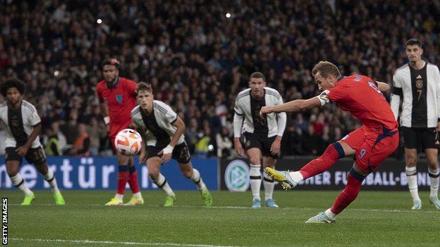 Harry Kane (à droite) marque pour l'Angleterre