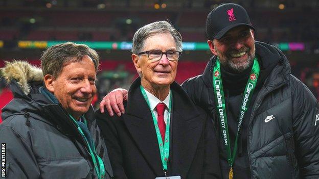 Le cjairman de Liverpool Tom Werner (à gauche) avec le principal propriétaire de Liverpool John Henry et le patron des Reds Jurgen Klopp