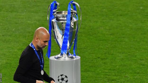 Pep Guardiola passe devant le trophée de la Ligue des champions