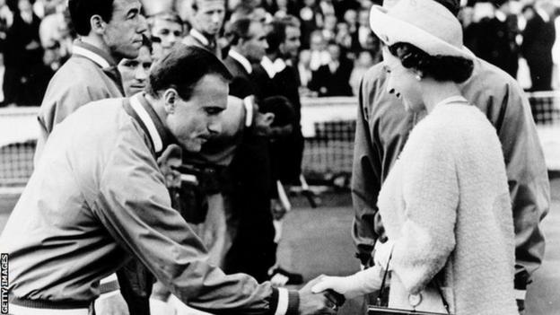 George Cohen serre la main de la reine avant la finale de la Coupe du monde en 1996