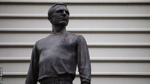 Statue de George Cohen à l'extérieur de Craven Cottage