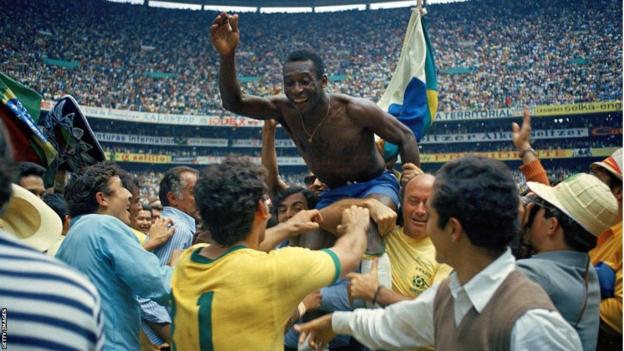 Pelé célèbre sa victoire à la Coupe du monde 1970