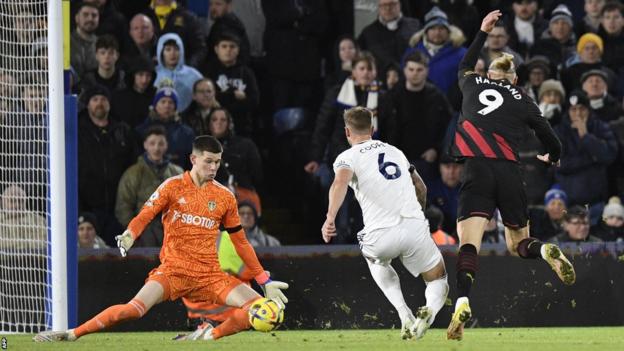 Le gardien de but de Leeds United, Illan Meslier (L), sauve un tir de l'attaquant norvégien de Manchester City, Erling Haaland