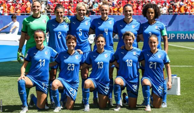Les joueurs italiens s'alignent avant le quart de finale de la Coupe du monde contre les Pays-Bas en 2019