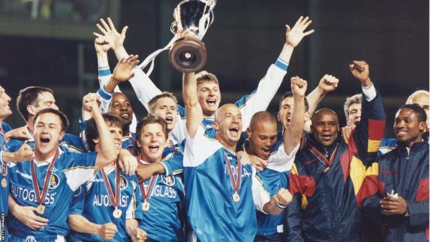 Le joueur-manager de Chelsea Gianluca Vialli soulève la Coupe des vainqueurs de coupe européenne après la finale de 1998 contre Parme