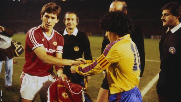 Bryan Robson et Maradona échangent des fanions avant le quart de finale retour de la Coupe des vainqueurs de coupe européenne 1983-84 entre Manchester United et Barcelone