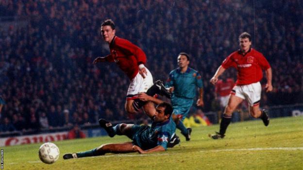 Lee Sharpe marque pour Manchester United contre Barcelone en Ligue des champions en 1994