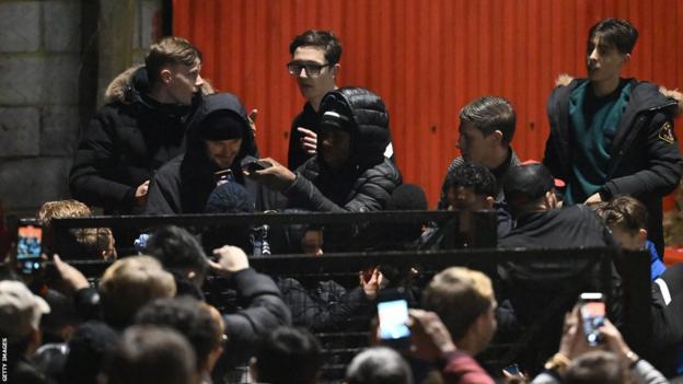 David Beckham entouré de fans