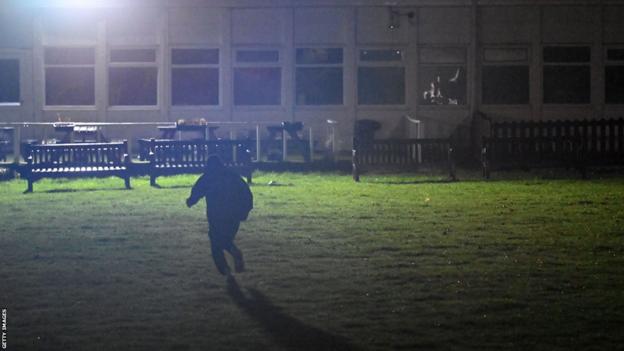 David Beckham courant à travers un champ