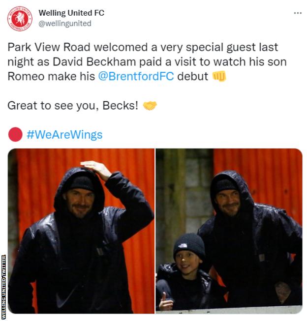 Welling United a tweeté : « Park View Road a accueilli un invité très spécial hier soir alors que David Beckham a rendu visite à son fils Romeo pour ses débuts au Brentford FC. Ravi de vous voir, Becks !