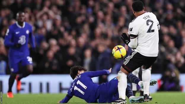 Joao Felix de Chelsea s'attaque à Tete de Fulham et est expulsé pour ses débuts en Premier League