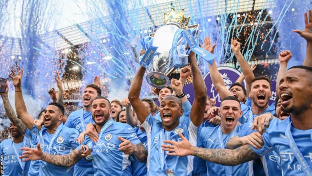 Fernandinho de Manchester City soulève le trophée de la Premier League avec ses coéquipiers Riyad Mahrez, Kyle Walker, Phil Foden, Kevin De Bruyne, Ruben Diaz et Gabriel Jesus
