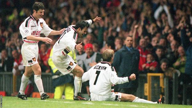 David Beckham célèbre son coup franc contre Barcelone à Old Trafford