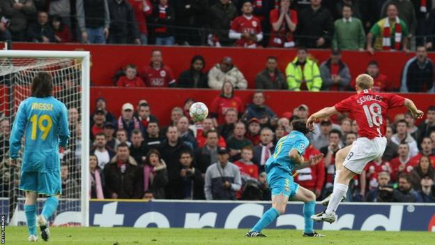 Paul Scholes marque pour Manchester United contre Barcelone lors de la demi-finale retour de la Ligue des champions en avril 2008