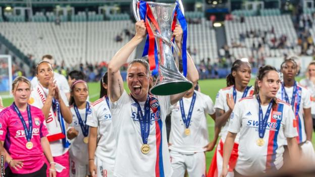 Sara Bjork Gunnarsdottir avec le trophée de la Ligue des champions